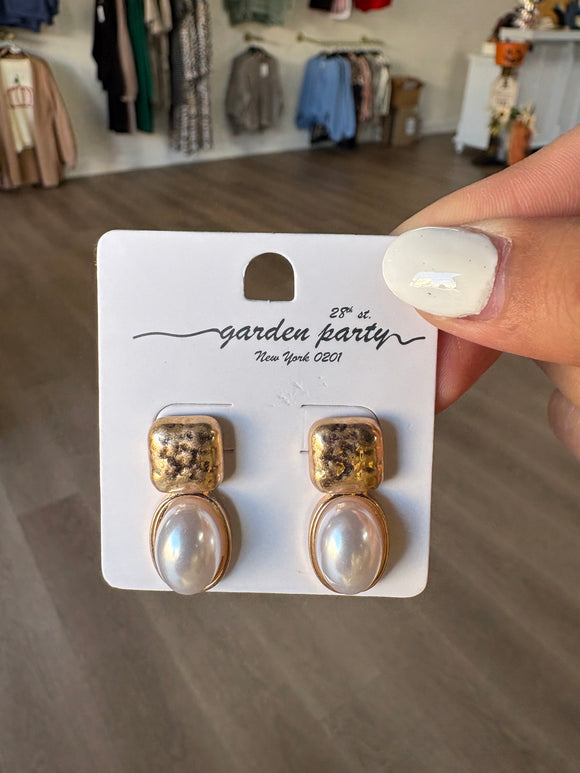 Gold square with pearl oval 1” earring