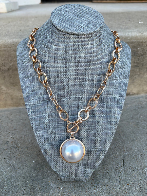Chunky pearl necklace