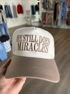 He still does miracles trucker hat / mocha