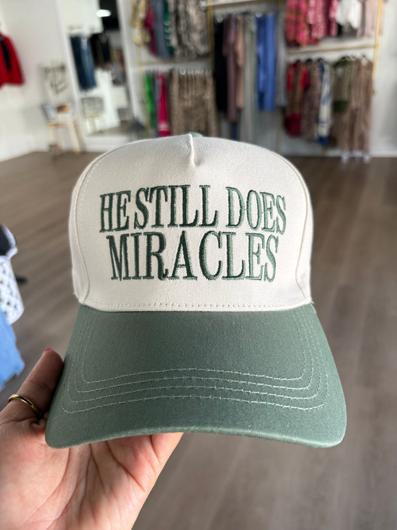 He still does miracles trucker hat / green