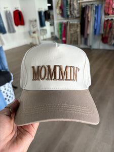 Mommin’ trucker hat / mocha