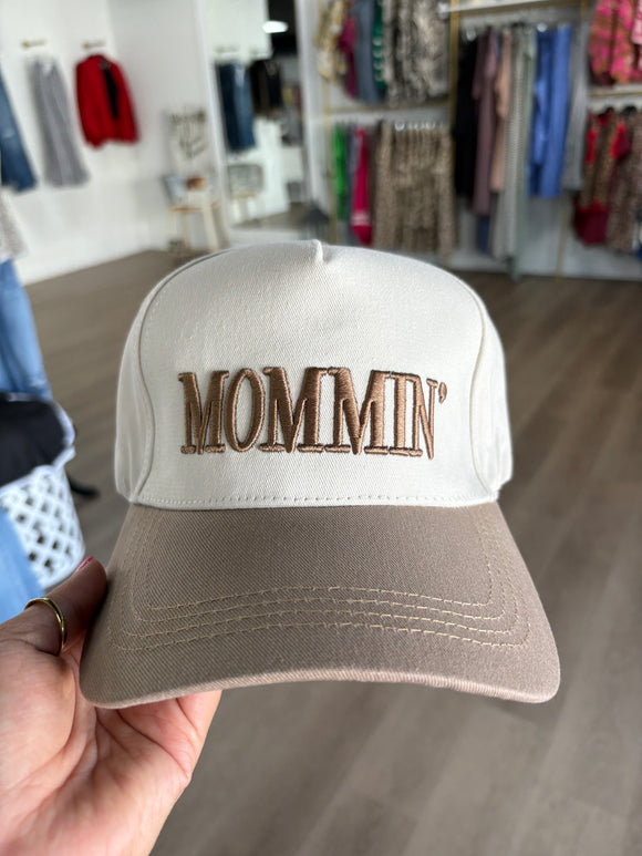 Mommin’ trucker hat / mocha
